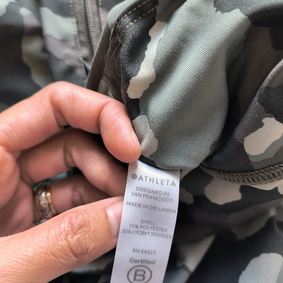 Athleta Lightning Camo 7/8 Tight Leggings Size Large - Picture 9 of 11